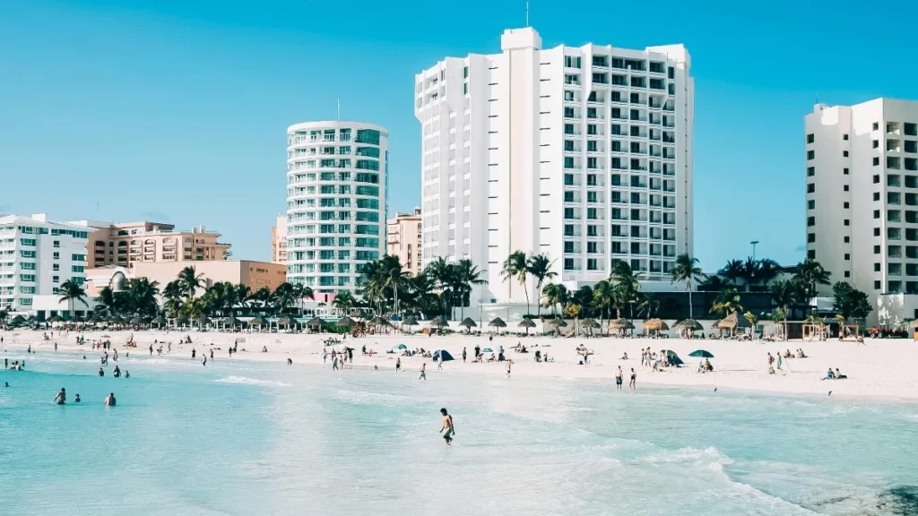 Descubre lo que Isla de Pascua y Cancún ofrecen para tus vacaciones perfectas: cultura, relax y mucho más.