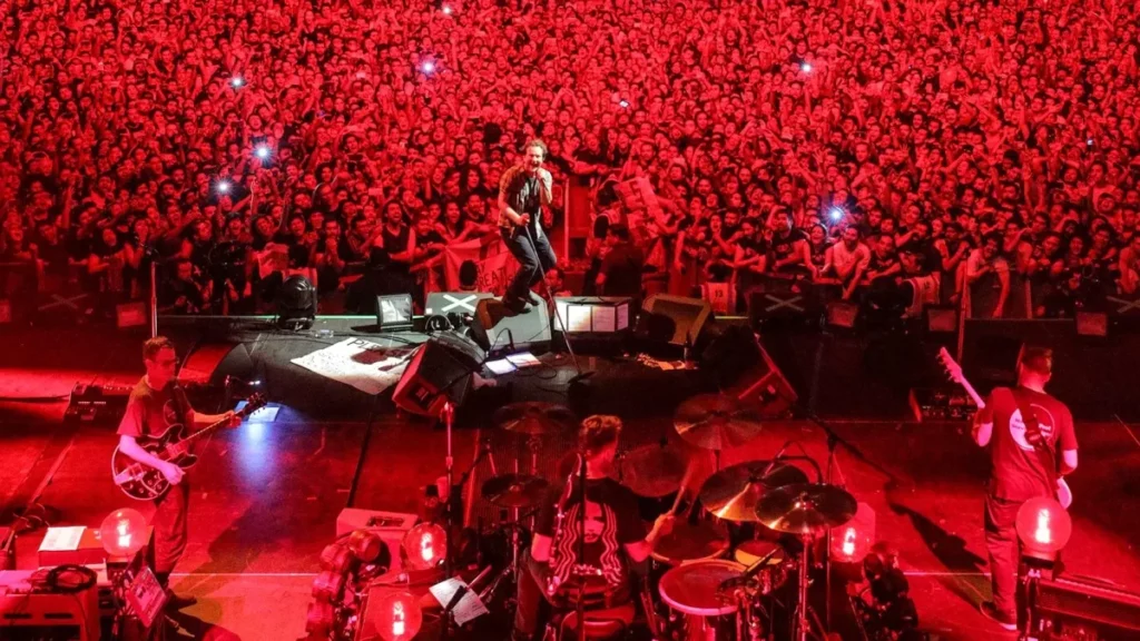 Revive la mágica noche del 13 de marzo de 2018 con Pearl Jam en su primer Movistar Arena en Chile.