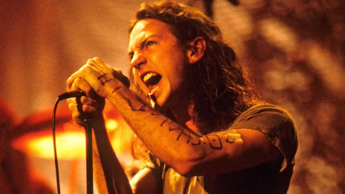 Revive cómo el set acústico de Pearl Jam en 1992 transformó la escena del rock alternativo en su 34 aniversario.