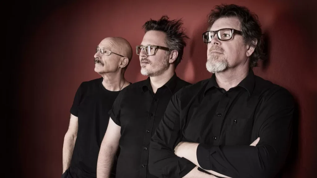 La banda Stick Men ha perdido equipos valiosos y recuerdos únicos tras un robo en Chile. Urgen ayuda para su recuperación.