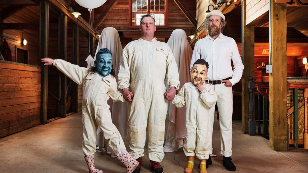 Los legendarios Modest Mouse presentan su nuevo álbum, marcando su primer lanzamiento independiente en casi tres décadas.