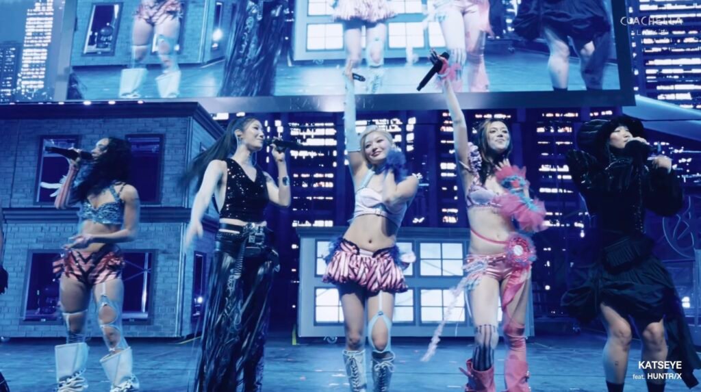 Uno de los puntos más destacados del set de KATSEYE fue la aparición sorpresa de Huntr/x, con quienes interpretaron el tema “Golden”.