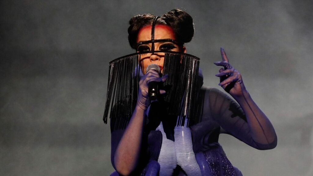 El festival Echolalia, encabezado por Björk, coincide con la llegada del eclipse solar el 12 de agosto.