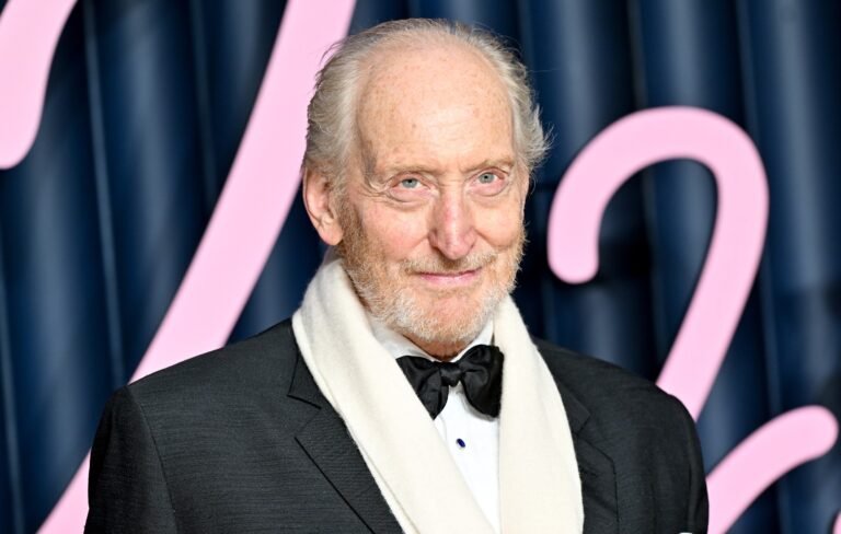 Charles Dance se une al elenco de The Batman 2 como padre de Harvey Dent