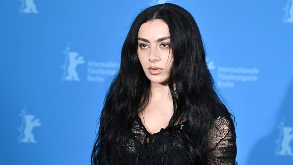 Charli XCX está explorando nuevos sonidos con su próximo álbum de rock, afirmando que el dancefloor está muerto.