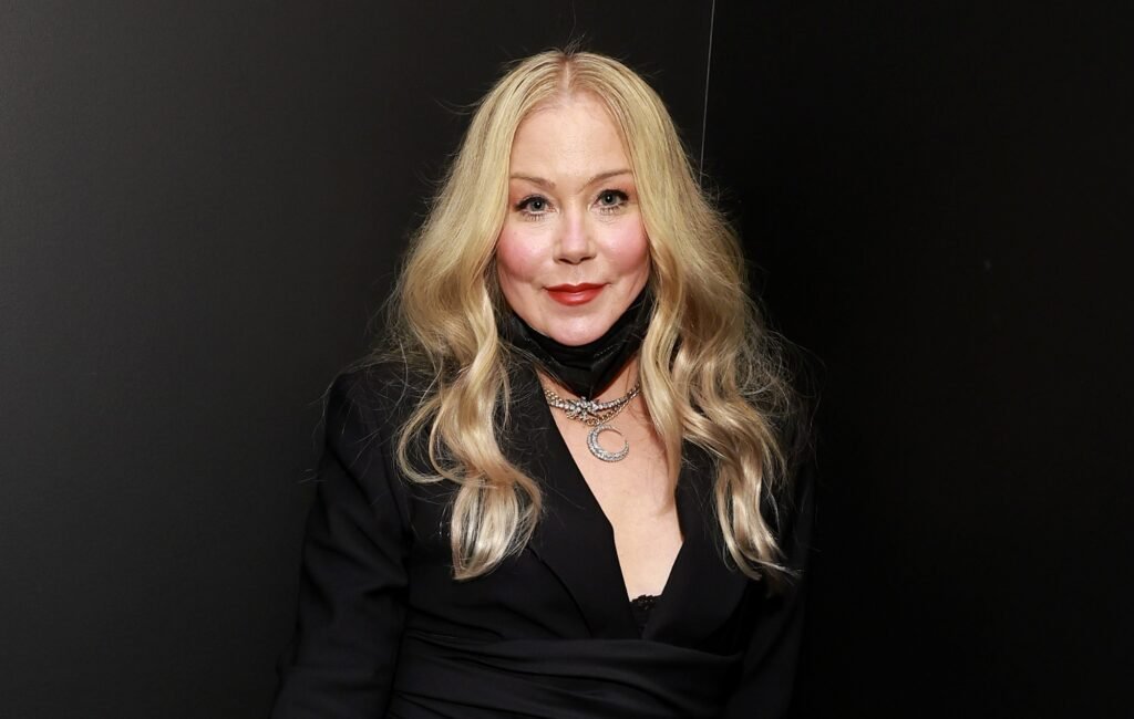 Christina Applegate se encuentra hospitalizada mientras sigue enfrentándose a la esclerosis múltiple. Detalles de su situación médica actual.