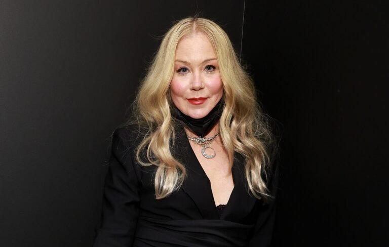 Christina Applegate hospitalizada por su lucha continua contra la esclerosis múltiple