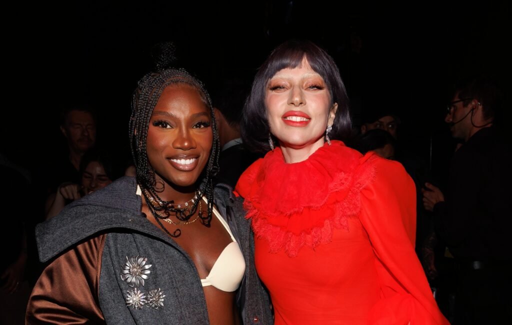 Descubre el vibrante video de Runway, la nueva colaboración entre Lady Gaga y Doechii, inspirada en The Devil Wears Prada 2.