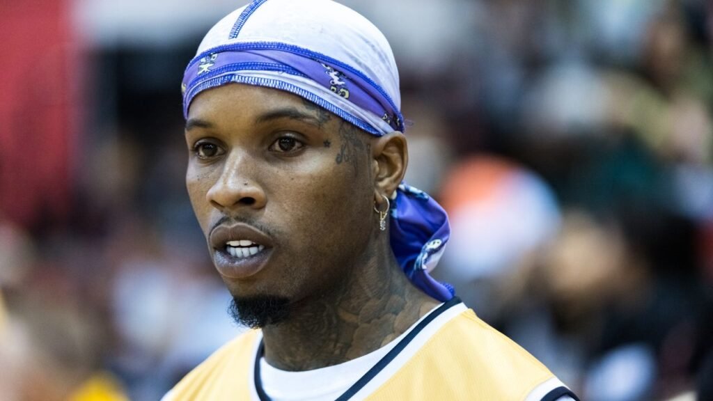 Tory Lanez presenta una demanda contra el sistema carcelario de California tras ser apuñalado por otro recluso.