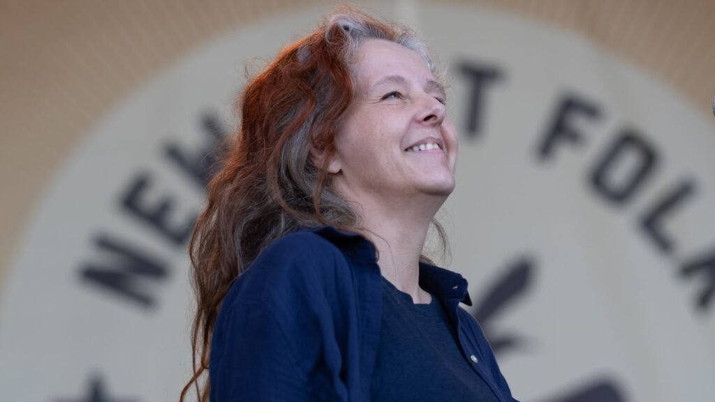 El nuevo trabajo de Neko Case adapará la icónica película Thelma & Louise al formato de musical. Descubre todos los detalles aquí.