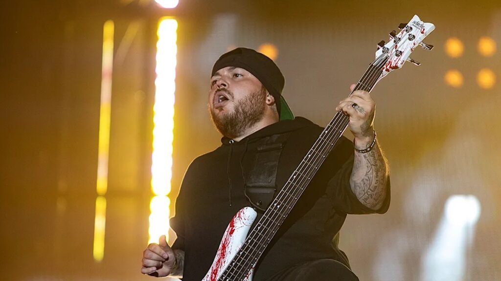 Ra Diaz de Korn logró recuperar 15 bajos robados en un esfuerzo comunitario sorprendente tras el robo en Las Vegas.