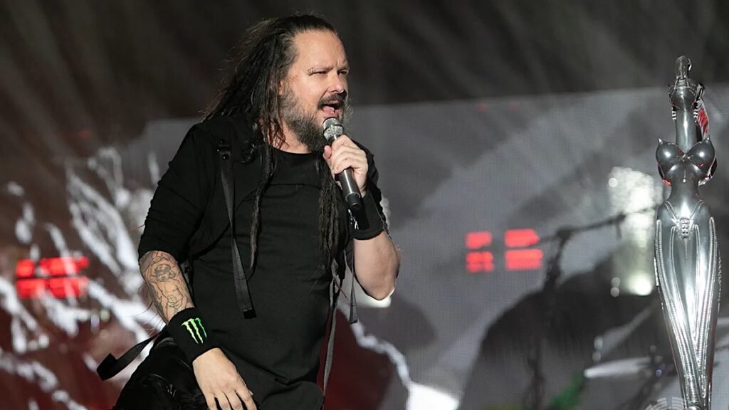 Korn sorprende a sus fans al debutar Reward the Scars en vivo durante Sick New World fest y lanza su video oficial.