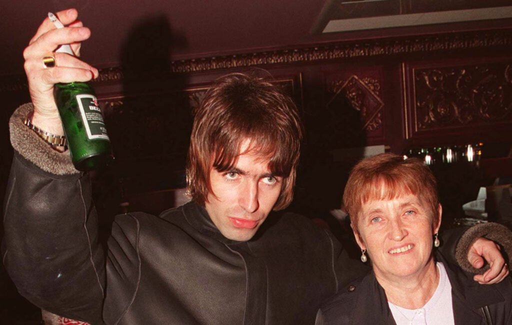 Liam Gallagher confirma su asistencia a la inducción de Oasis al Rock & Roll Hall of Fame tras la insistencia de su madre. Descubre los detalles de este giro inesperado.