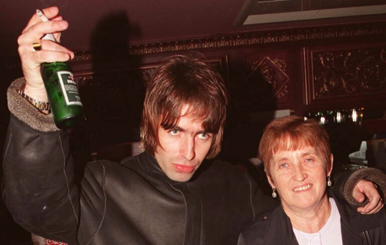 La madre de Liam Gallagher lo convence: “Deja de ser un idiota” y ve al Rock & Roll Hall of Fame con Oasis