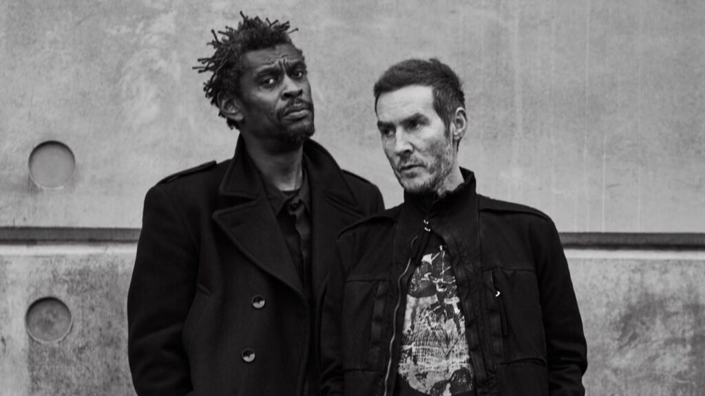 Descubre 'Boots on the Ground', el nuevo tema de Massive Attack con la participación de Tom Waits y su mensaje profundo.