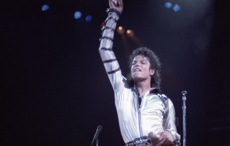 El biopic de Michael Jackson enfrenta reshoots de $15 millones por abuso de infancia