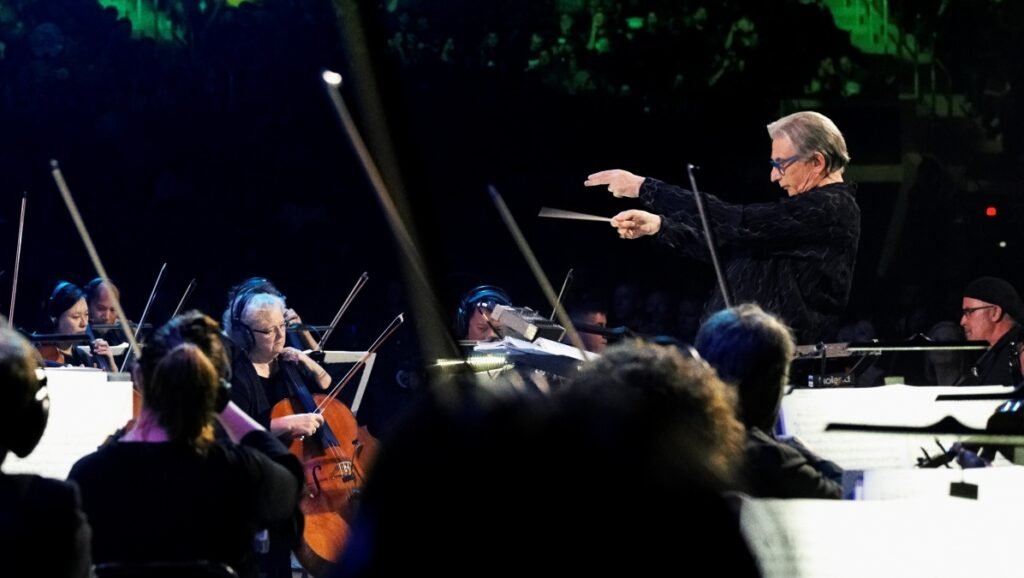 Michael Tilson Thomas, co-conductor de Metallica en S&M2, ha fallecido a los 81 años, dejando un legado musical notable.