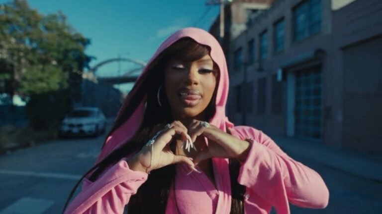 Monaleo muestra su creatividad en Crossroads Freestyle inspirado en Barbie