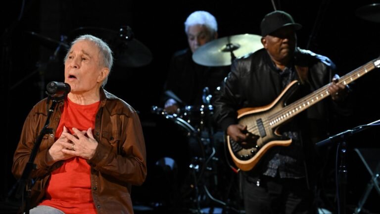 Paul Simon interpreta Something So Right y comparte sus inspiraciones en Colbert