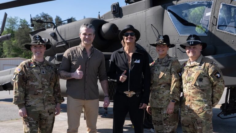 Kid Rock se aventura en helicóptero Apache con Pete Hegseth tras investigación del ejército