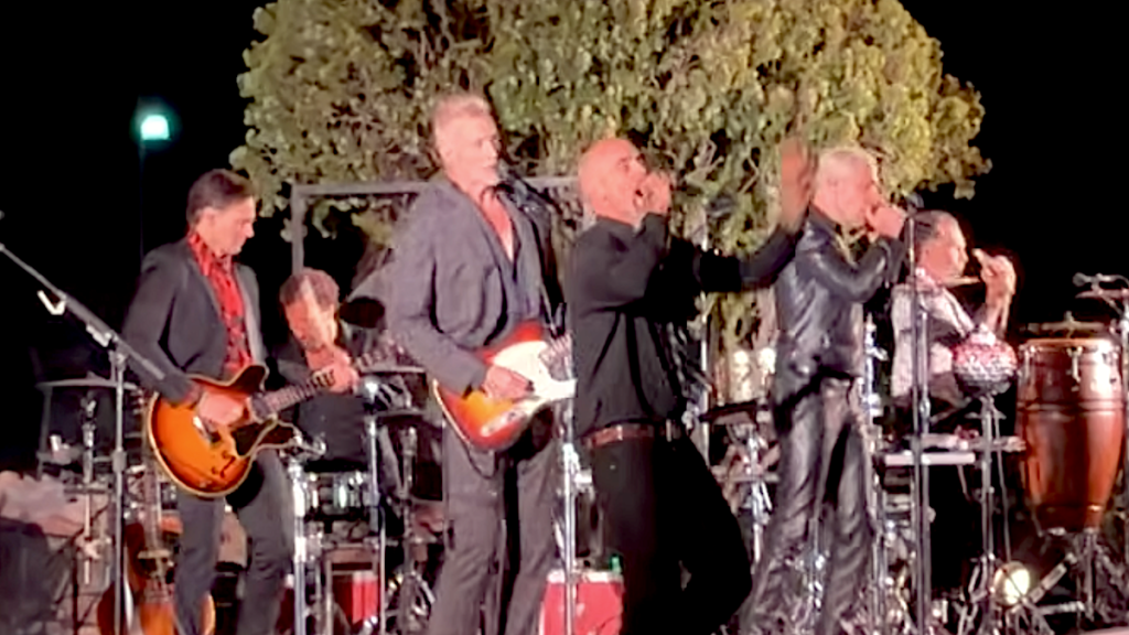 Nick Oliveri regresa a Queens of the Stone Age tras 12 años en un show en Joshua Tree, California. ¡Mira el momento!