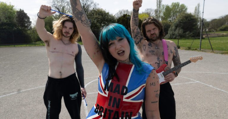 RØRY lanza su nuevo sencillo KIDS THESE DAYS y un video impactante