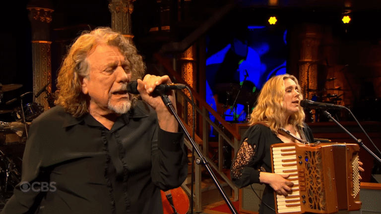 Robert Plant revive el clásico de Led Zeppelin Ramble On en Colbert