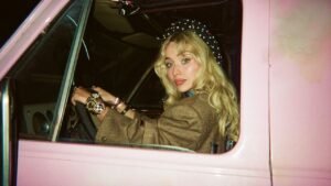 Sabrina Carpenter se luce en el nuevo video House Tour
