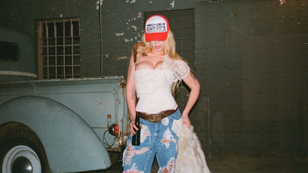La nueva canción Broke Bitch Free$tyle de Slayyyter es un himno que anticipa su actuación en Coachella 2023.