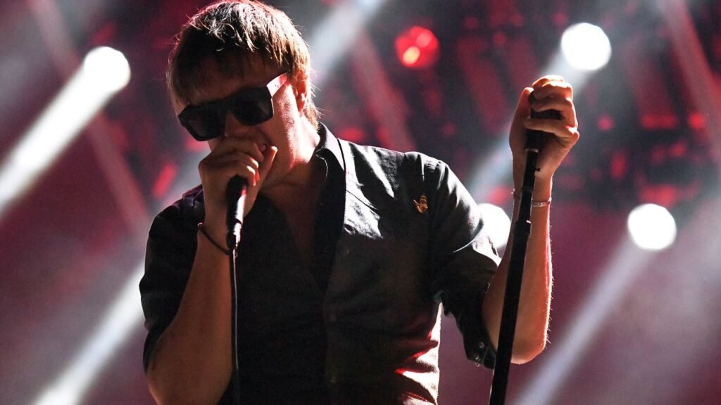 La esperada séptima producción de The Strokes, Reality Awaits, se lanzará este verano después de seis años de espera.