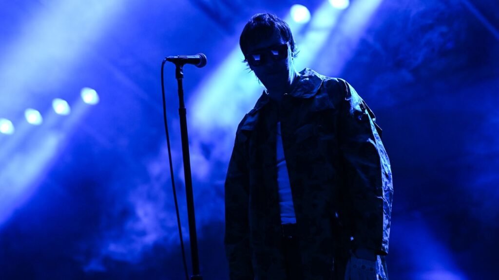 The Strokes presentan su nueva canción Going Shopping, primer sencillo de su álbum Reality Awaits. Descubre su estilo auto-tune.