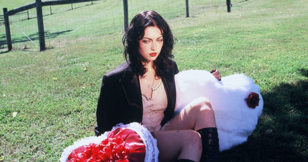 Descubre Cool Buzz, el nuevo sencillo de Violet Grohl que explora contradicciones en la cultura punk.