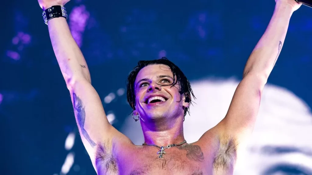 Yungblud se muestra vulnerable al rendir tributo a Ozzy Osbourne, generando una potente conexión emocional en su actuación.