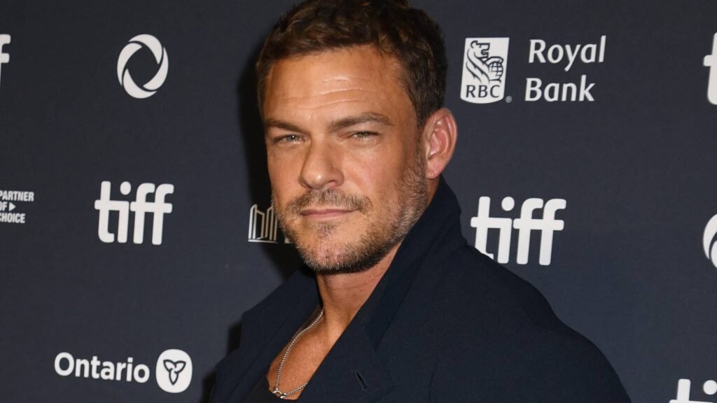 El nuevo thriller de ciencia ficción protagonizado por Alan Ritchson, 'War Machine', supera los 125 millones de vistas en Netflix.