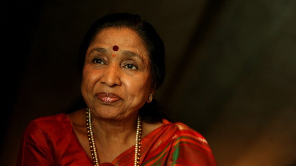 La reconocida cantante y estrella de Bollywood, Asha Bhosle, muere a los 92 años, dejando un legado musical inolvidable.