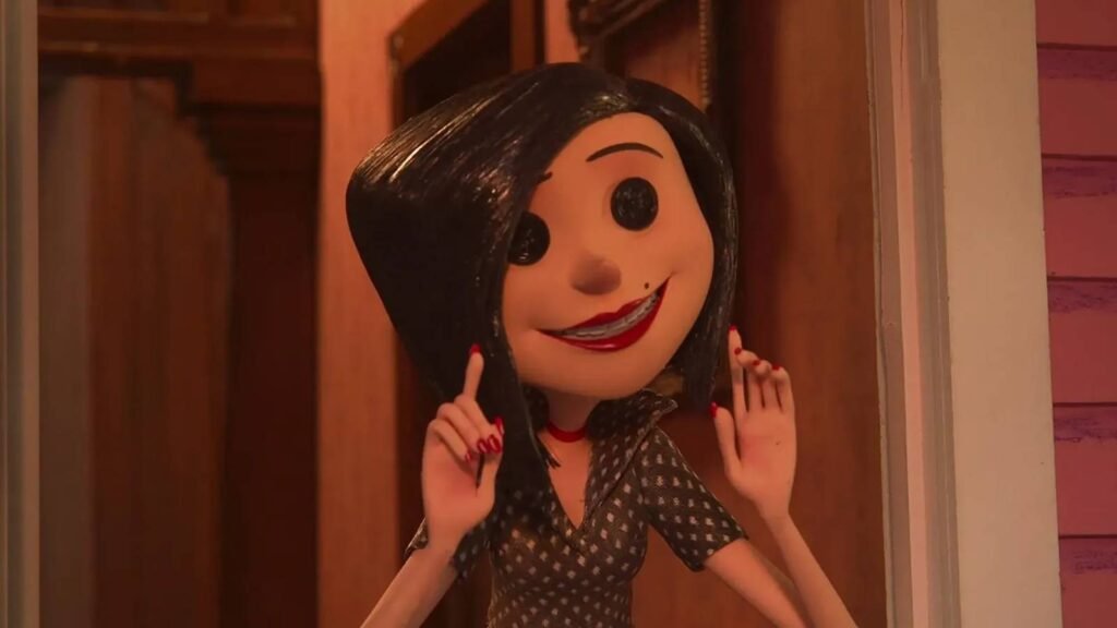 Coraline es el reflejo opuesto de las historias clásicas de Disney, brindando una experiencia única y perturbadora.