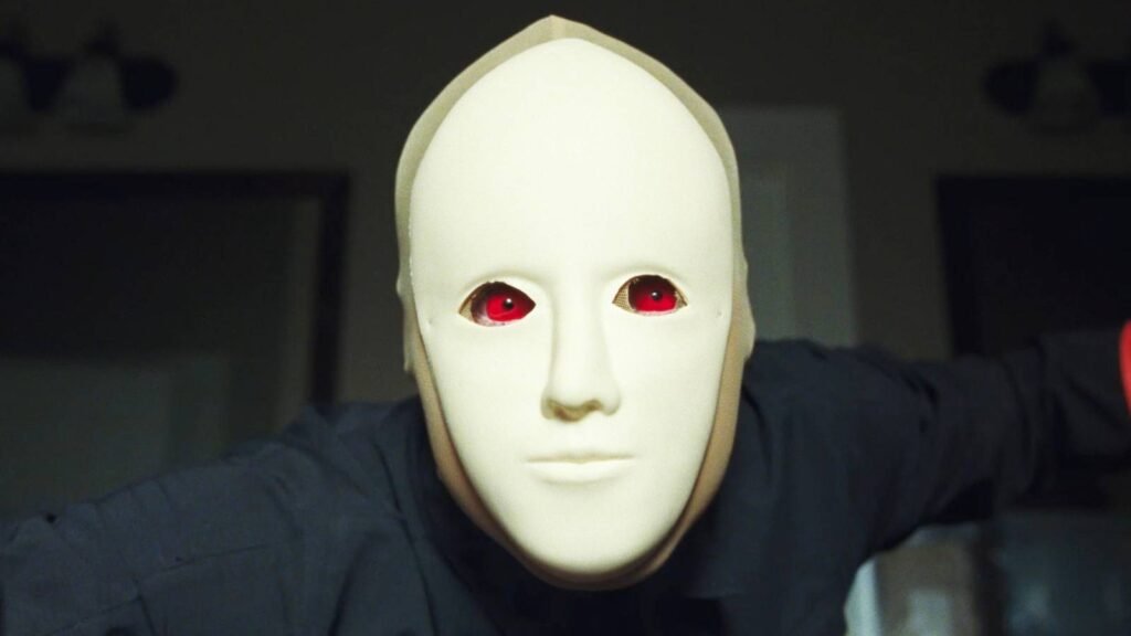 La nueva versión de Faces of Death presenta a Dacre Montgomery en una interpretación cautivadora pero carece de originalidad.