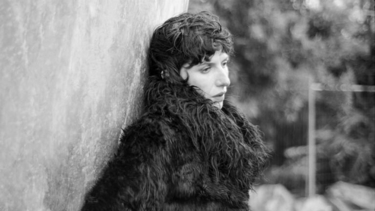 Aldous Harding lanza el video Venus in the Zinnia con H. Hawkline