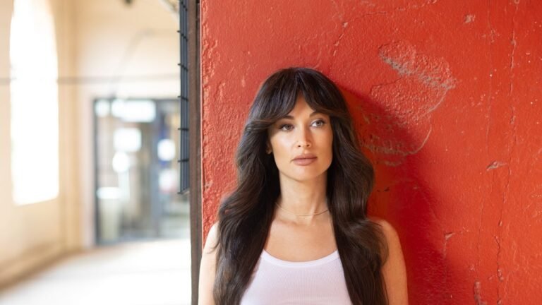 Kacey Musgraves presenta Middle of Nowhere en su nuevo álbum