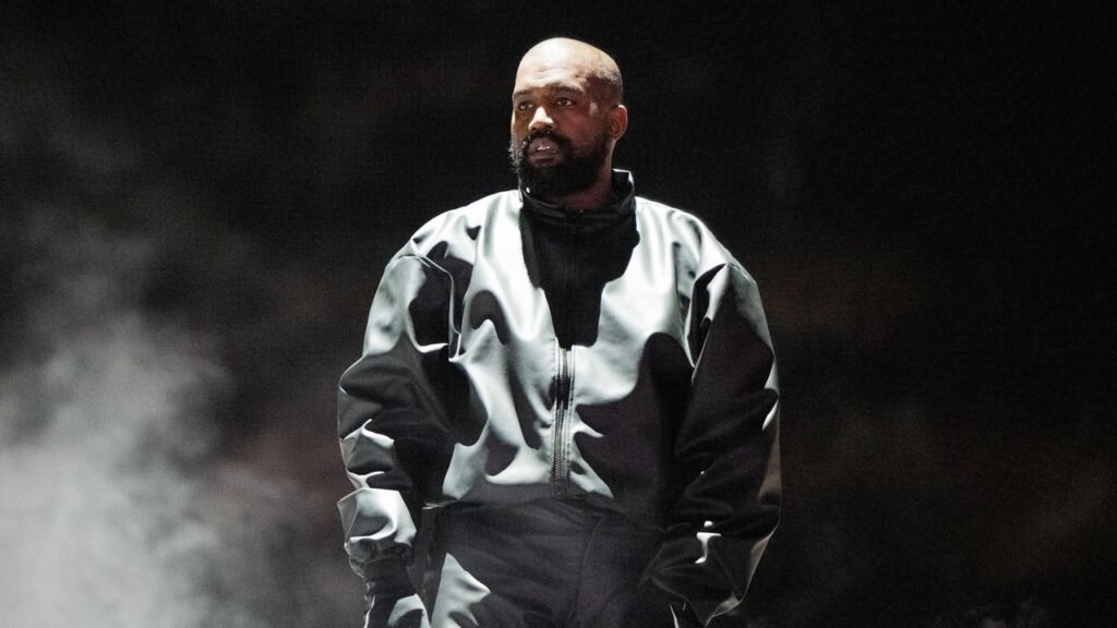 La decisión del gobierno británico prohíbe a Kanye West ingresar al país tras su polémica participación en un festival.