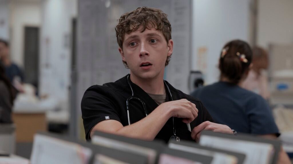 Descubre qué sucedió con el famoso badge de Whitaker en The Pitt y lo que significa para la trama.