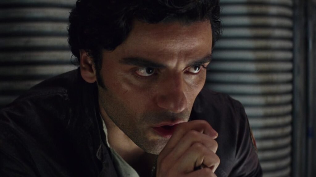 Oscar Isaac revela su perspectiva sobre la controversia que rodea a Star Wars: The Last Jedi y el impacto en su carrera.