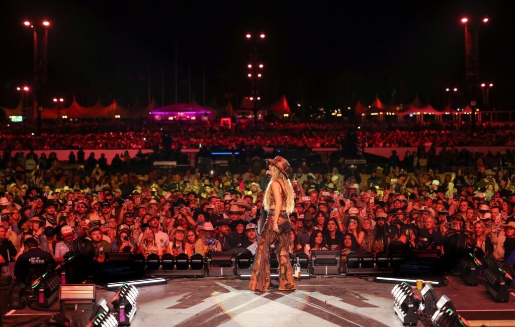 Fuertes vientos causan evacuación temporal en Stagecoach Festival, afectando a miles de asistentes en Indio.