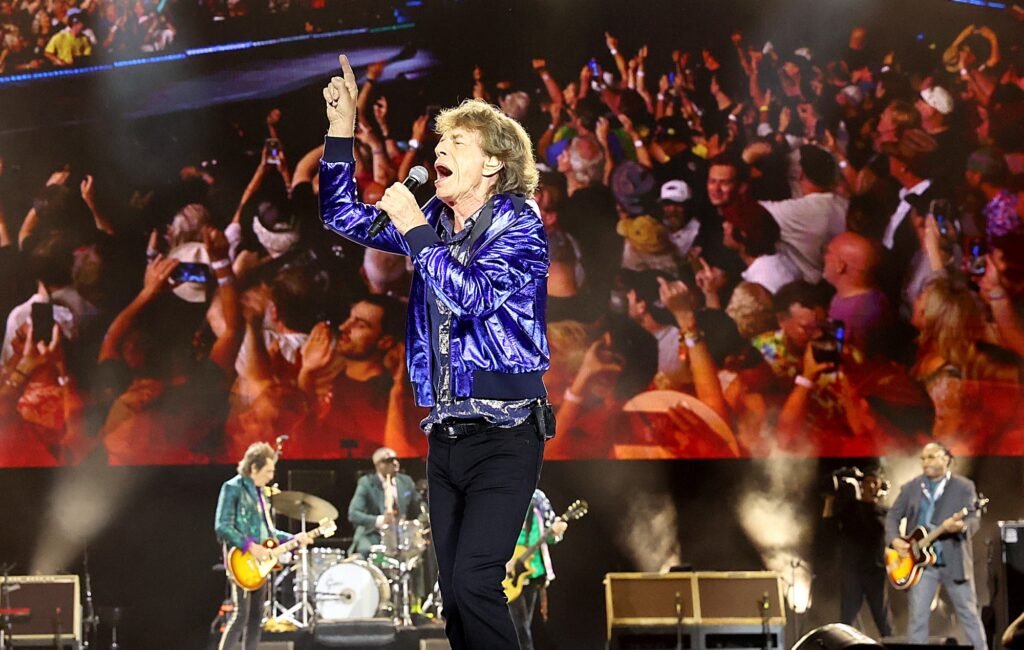 Los Rolling Stones han dejado entrever su próximo álbum titulado Foreign Tongues a través de una intrigante campaña de carteles.