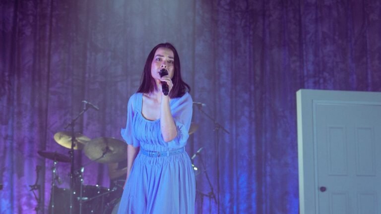 Mitski deslumbra en Kimmel con If I Leave en su estreno televisivo