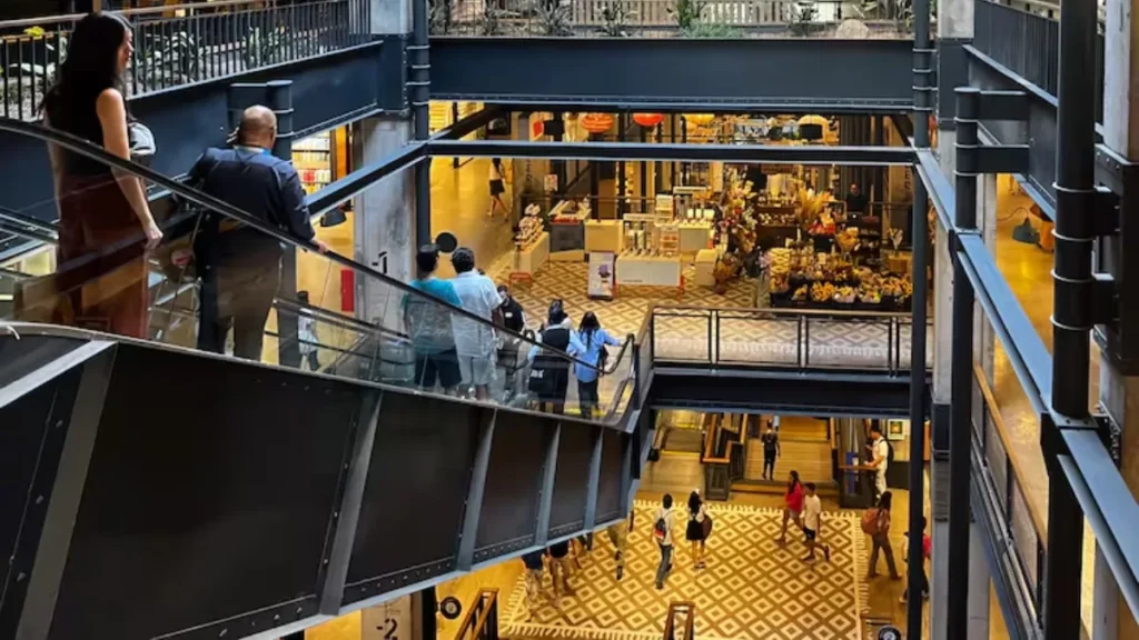 Un violento ataque de diez delincuentes en el MUT de Santiago dejó un guardia herido. Conoce lo sucedido aquí.