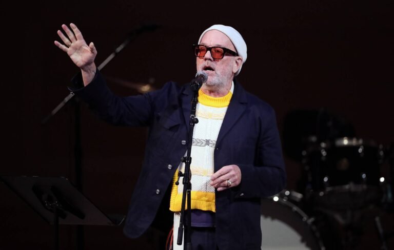 Michael Stipe presenta su emotiva canción ‘The Rest Of Ever’ en Colbert