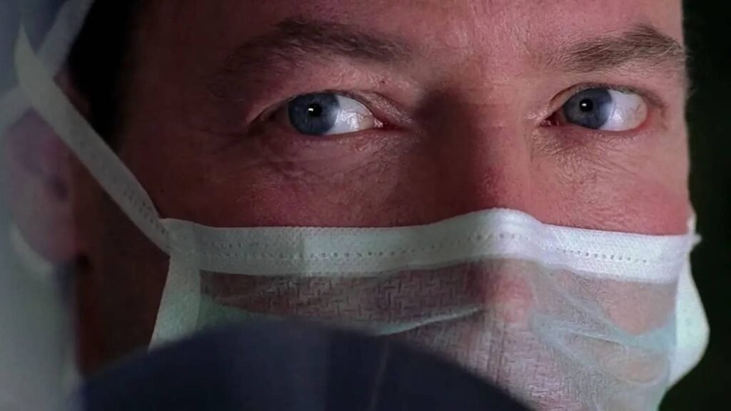 Explora cómo Spider-Man 2 redefine el género superheroico con una escena de terror inolvidable dirigida por Sam Raimi.