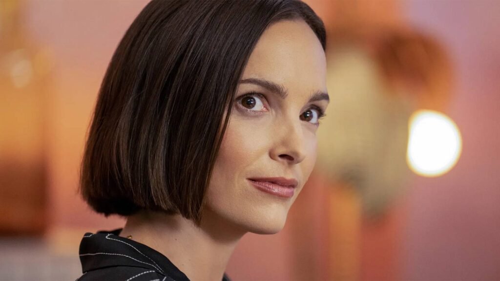 Descubre cómo Ted Lasso redefines la comedia en Apple TV abordando la salud mental y los desafíos de la vida.