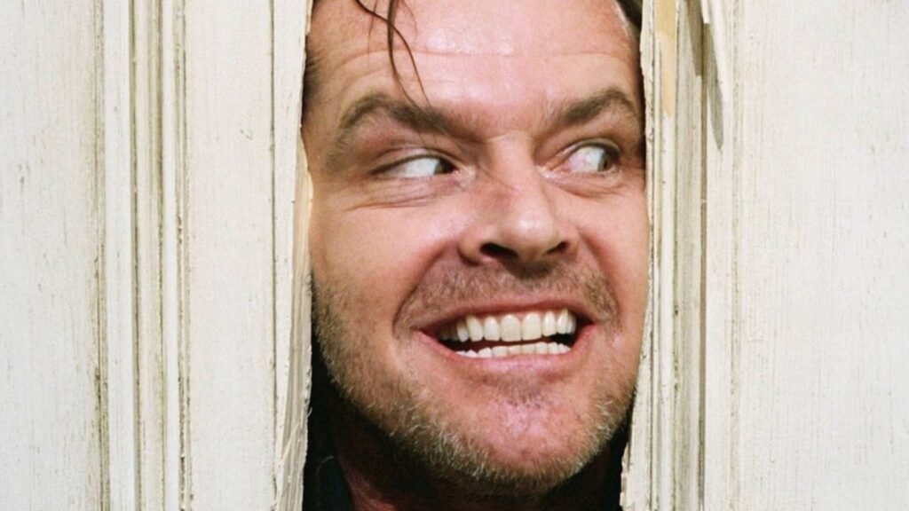 Descubre tres películas de terror que generan más angustia que Hereditary, explorando su simplicidad y atmósfera inquietante.